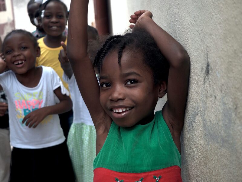 Enfants haïtiens souriants, communauté locale